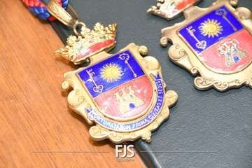 César Santana y Sergio Suárez reciben la medalla acreditativa de concejales de Telde/Francisco Javier Santana.